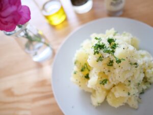 フルーティーな香り。白ワインビネガーで和える基本のポテトサラダ 簡単レシピ　作り方　ポテトサラダ　白ワインビネガー　ワインビネガー　じゃがいも