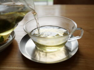 お茶の時間　玄米茶　リフレッシュ方法　カップに注ぐ