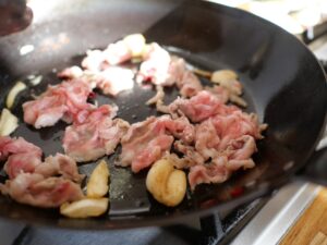 【簡単レシピ】焼きかぶと豚肉のペペロンチーノの作り方　豚肉炒める