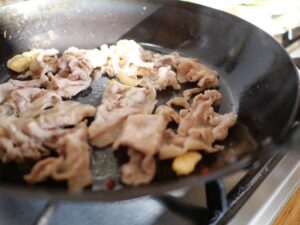 【簡単レシピ】焼きかぶと豚肉のペペロンチーノの作り方　豚肉焼いた