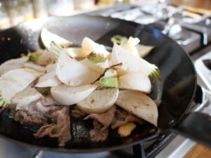 【簡単レシピ】焼きかぶと豚肉のペペロンチーノの作り方　豚肉とかぶをあわせる