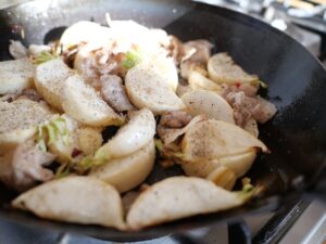 【簡単レシピ】焼きかぶと豚肉のペペロンチーノの作り方　ブラックペッパーで味を調整