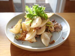 【簡単レシピ】焼きかぶと豚肉のペペロンチーノの作り方　盛り付け