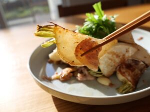 【簡単レシピ】焼きかぶと豚肉のペペロンチーノの作り方　ご飯がすすむ