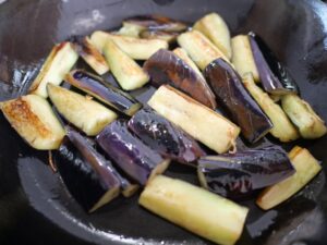 茄子の揚げ浸し　おかず　簡単レシピ　茄子に焼き色をつける