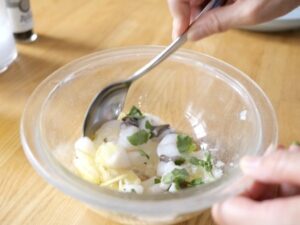 簡単レシピ　生たこのオニオンレモンソースの作り方　材料を混ぜる