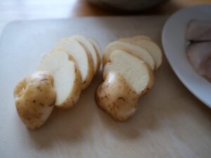 簡単レシピ　鱈とじゃがいもとキャベツの蒸し煮　作り方　じゃがいもを切る