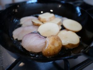 簡単レシピ　鱈とじゃがいもとキャベツの蒸し煮　作り方　鱈とじゃがいもをフライパンに入れる