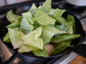 簡単レシピ　鱈とじゃがいもとキャベツの蒸し煮　作り方　じゃがいもに火が通ったらキャベツとバターを加える