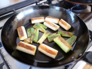 簡単レシピ　白ネギのマリネ　作り方　白ネギに焼き色をつける