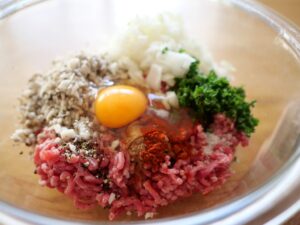 レシピ　シナモン香るスパイシーハンバーグ　トマト煮込み　材料をボウルに入れる