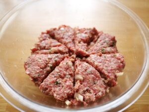 レシピ　シナモン香るスパイシーハンバーグ　トマト煮込み　ひき肉をひき肉を8等分にする