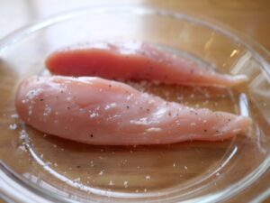 レシピ　鶏胸肉の香草パン粉オーブン焼き　鶏胸肉をカット