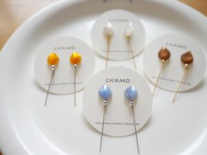 アクセサリー　フランスヴィンテージボタン　ボタンイヤリング　カボション　ピアス