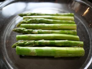 簡単レシピ　アスパラガスのチーズオーブン焼きの作り方　アスパラガスだけでまず焼く