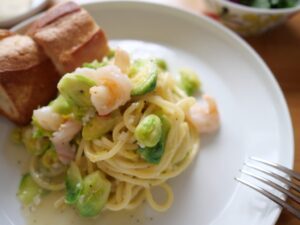 簡単レシピ　芽キャベツと海老のパスタの作り方　ペペロンチーノ　バゲットと一緒に