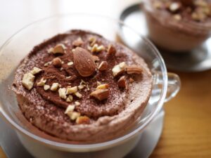 【簡単レシピ】ムース・オ・ショコラの作り方 ムースオショコラ mousse au chocolat ココアパウダーとナッツをデコレート