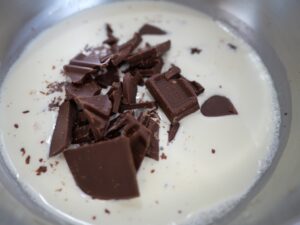 【簡単レシピ】ムース・オ・ショコラの作り方 ムースオショコラ mousse au chocolat チョコレートムース 刻んだチョコレートと生クリーム