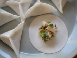 【簡単レシピ】海老と香味野菜のヘルシー餃子の作り方　餃子の具を皮で包む　三角形