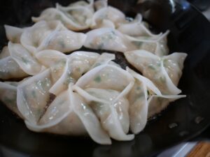 【簡単レシピ】海老と香味野菜のヘルシー餃子の作り方　餃子をフライパンで焼く