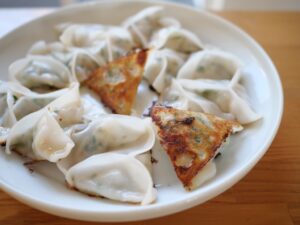 【簡単レシピ】海老と香味野菜のヘルシー餃子の作り方　餃子をフライパンで焼いた