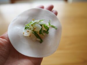 【簡単レシピ】海老と香味野菜のヘルシー餃子の作り方　餃子の具を皮で包む