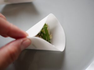 【簡単レシピ】海老と香味野菜のヘルシー餃子の作り方　餃子の具を皮で包む