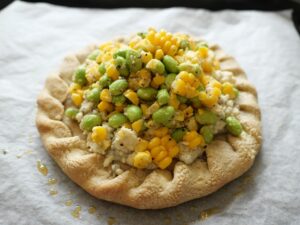 レシピ　とうもろこしと枝豆のタルトの作り方　下焼きしたタルト生地にとうもろこしと枝豆をのせる