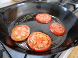 焼き白茄子とトマトのミルフィーユ仕立て　スライスしたトマトを焼く