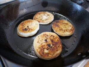 焼き白茄子とトマトのミルフィーユ仕立て　スライスした白茄子を焼く