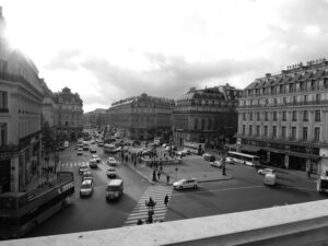 フランス　パリ　街歩き　オペラ・ガルニエからの景色　モノクロ