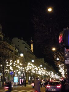 フランス　パリ　街歩き　夜　エッフェル塔　月