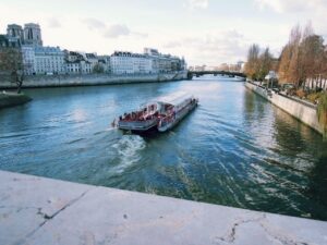 歩いて楽しむParisの街と美食の旅　フランス　パリオリンピック　街歩き　セーヌ川