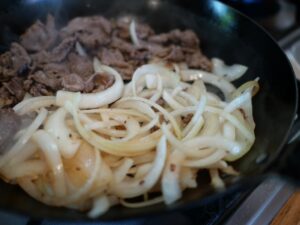 簡単レシピ　汁なし牛丼の作り方　お出汁なし　玉ねぎを炒める