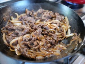 簡単レシピ　汁なし牛丼の作り方　お出汁なし　調味料を加え汁気がなくなるまで煮込む